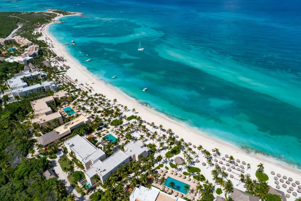 Playa del Caribe mexicano con resorts